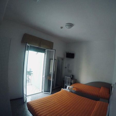 Alevon Hotel Римини Екстериор снимка