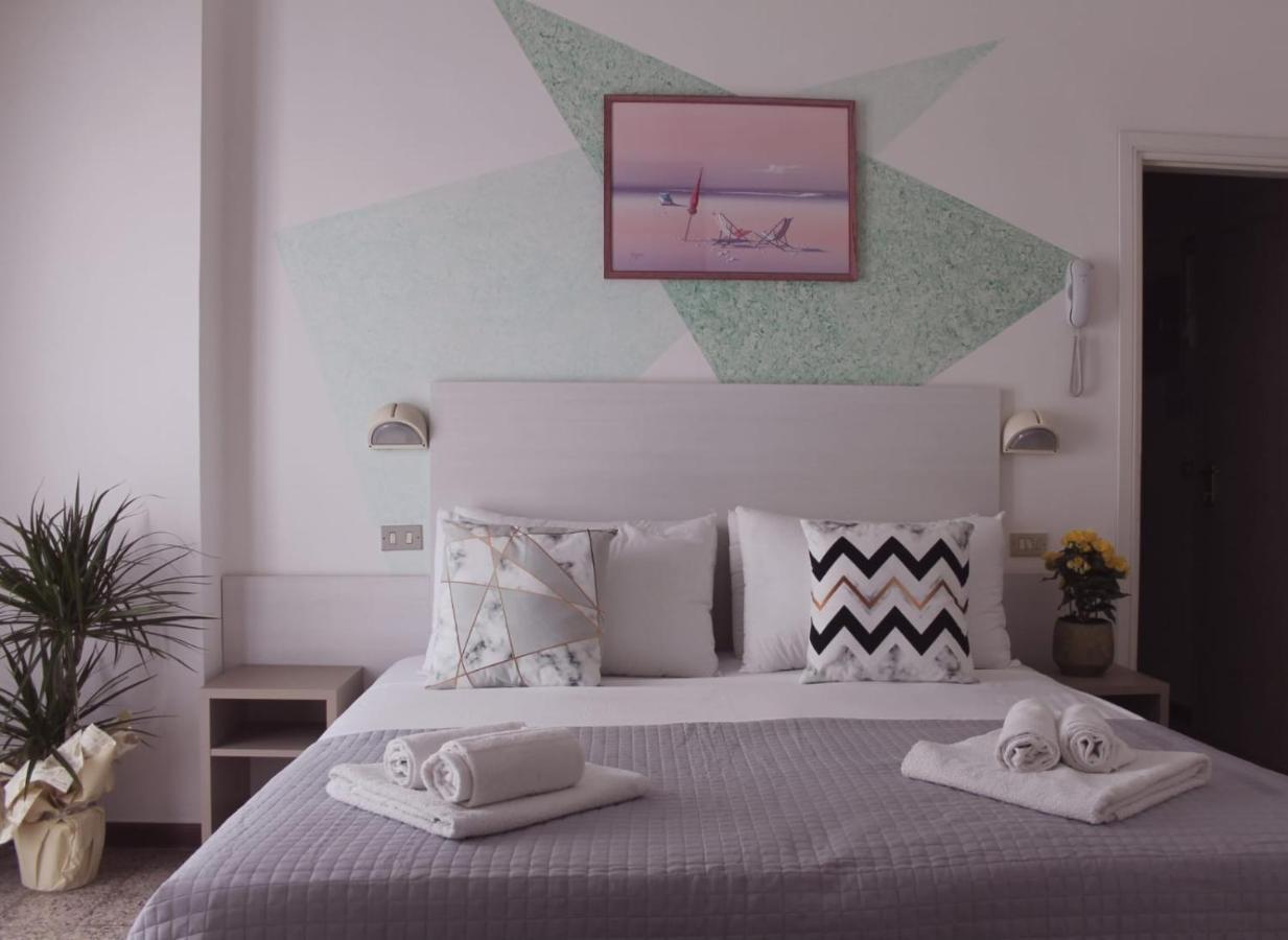 Alevon Hotel Римини Екстериор снимка