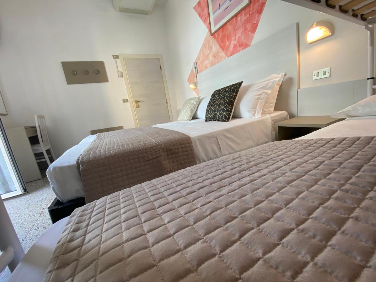 Alevon Hotel Римини Екстериор снимка