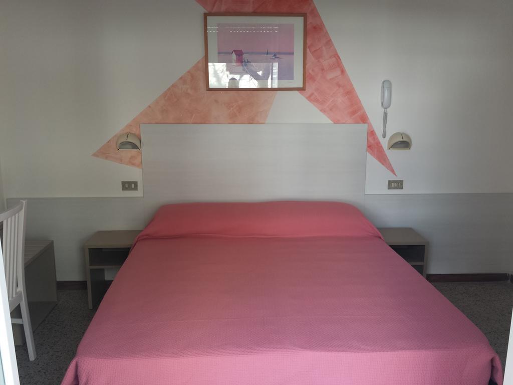 Alevon Hotel Римини Екстериор снимка