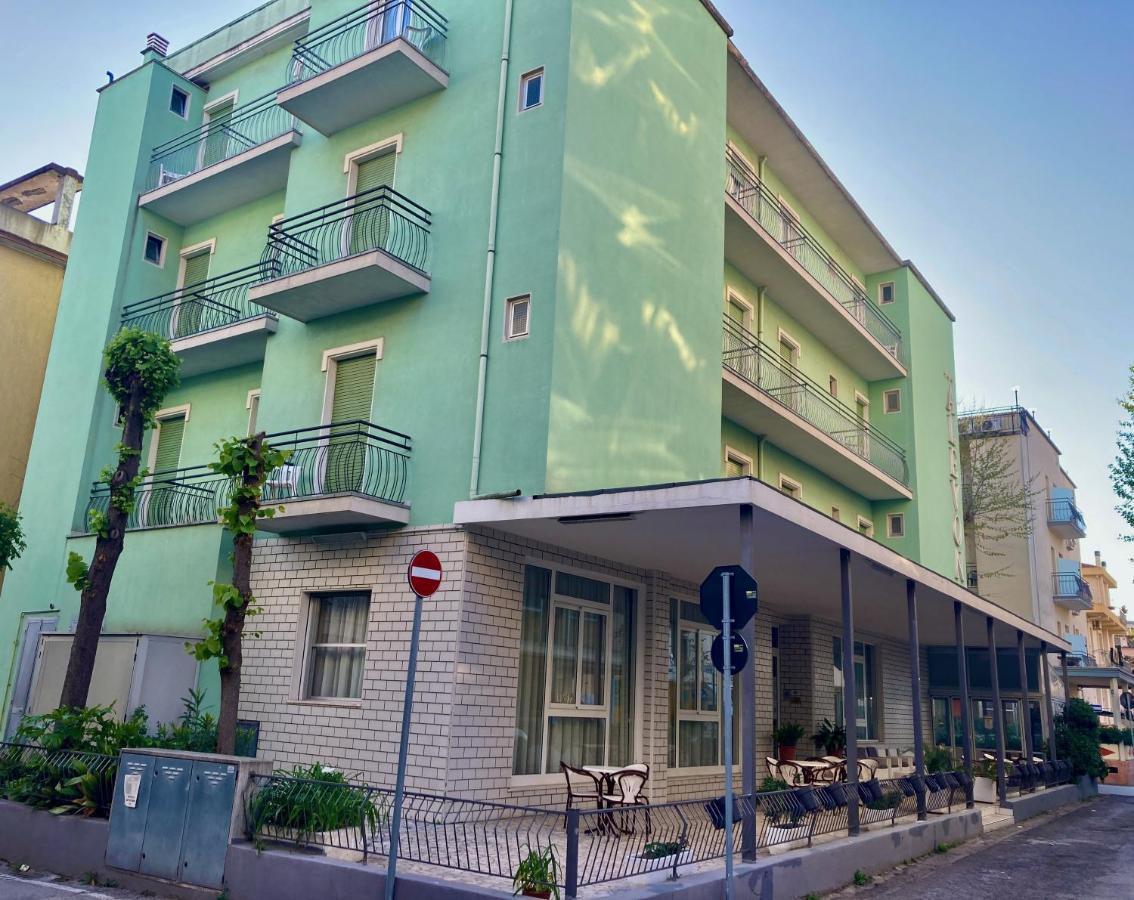 Alevon Hotel Римини Екстериор снимка