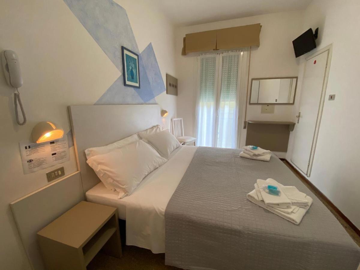 Alevon Hotel Римини Екстериор снимка