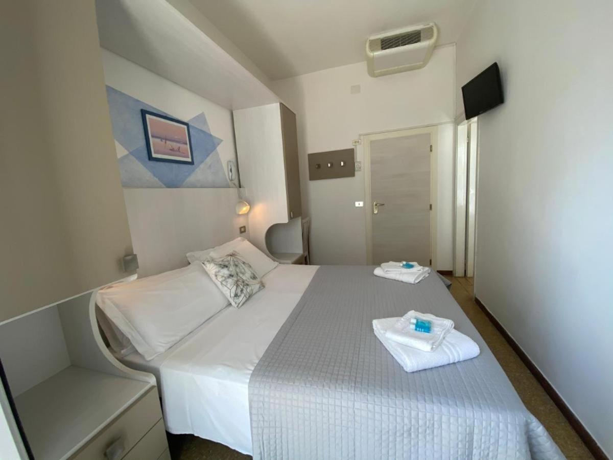 Alevon Hotel Римини Екстериор снимка