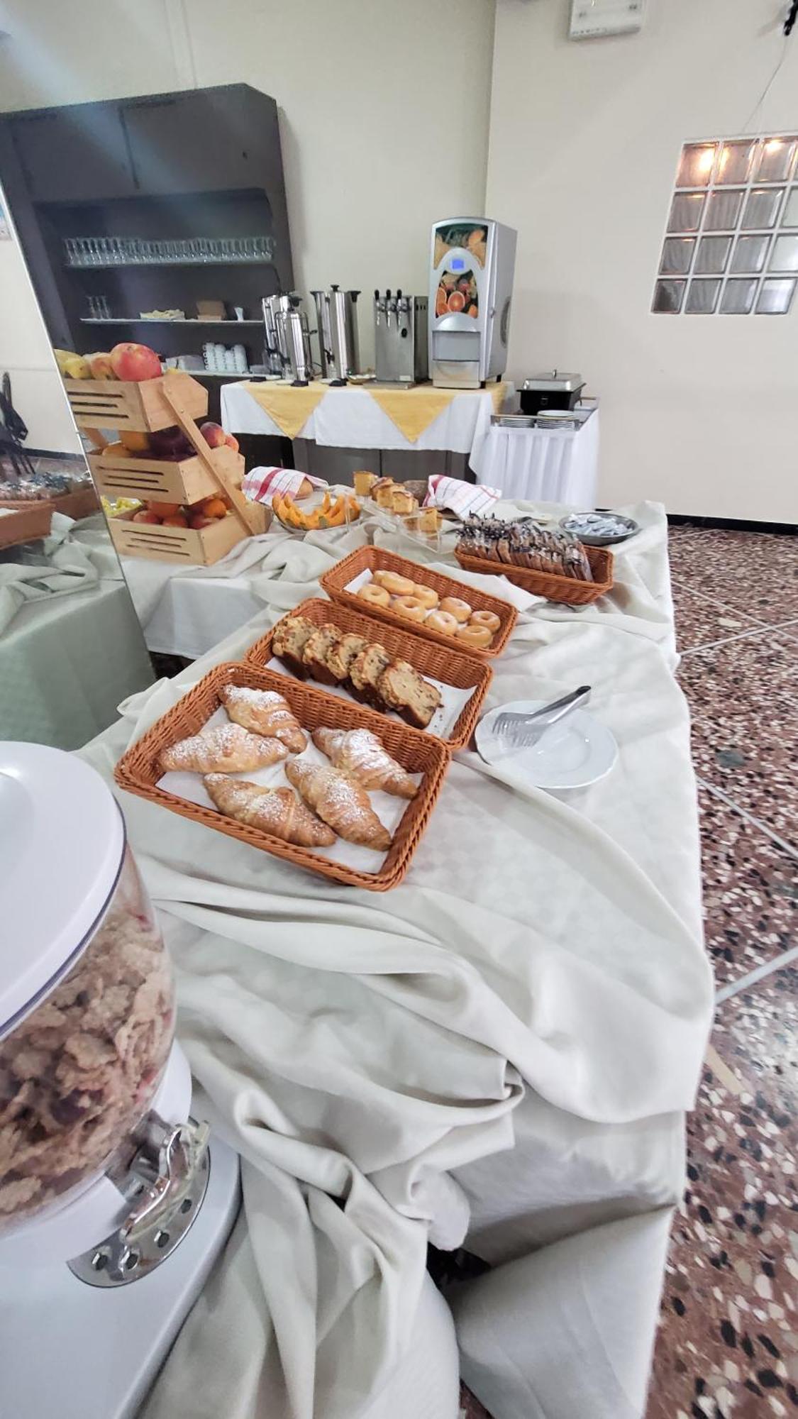 Alevon Hotel Римини Екстериор снимка