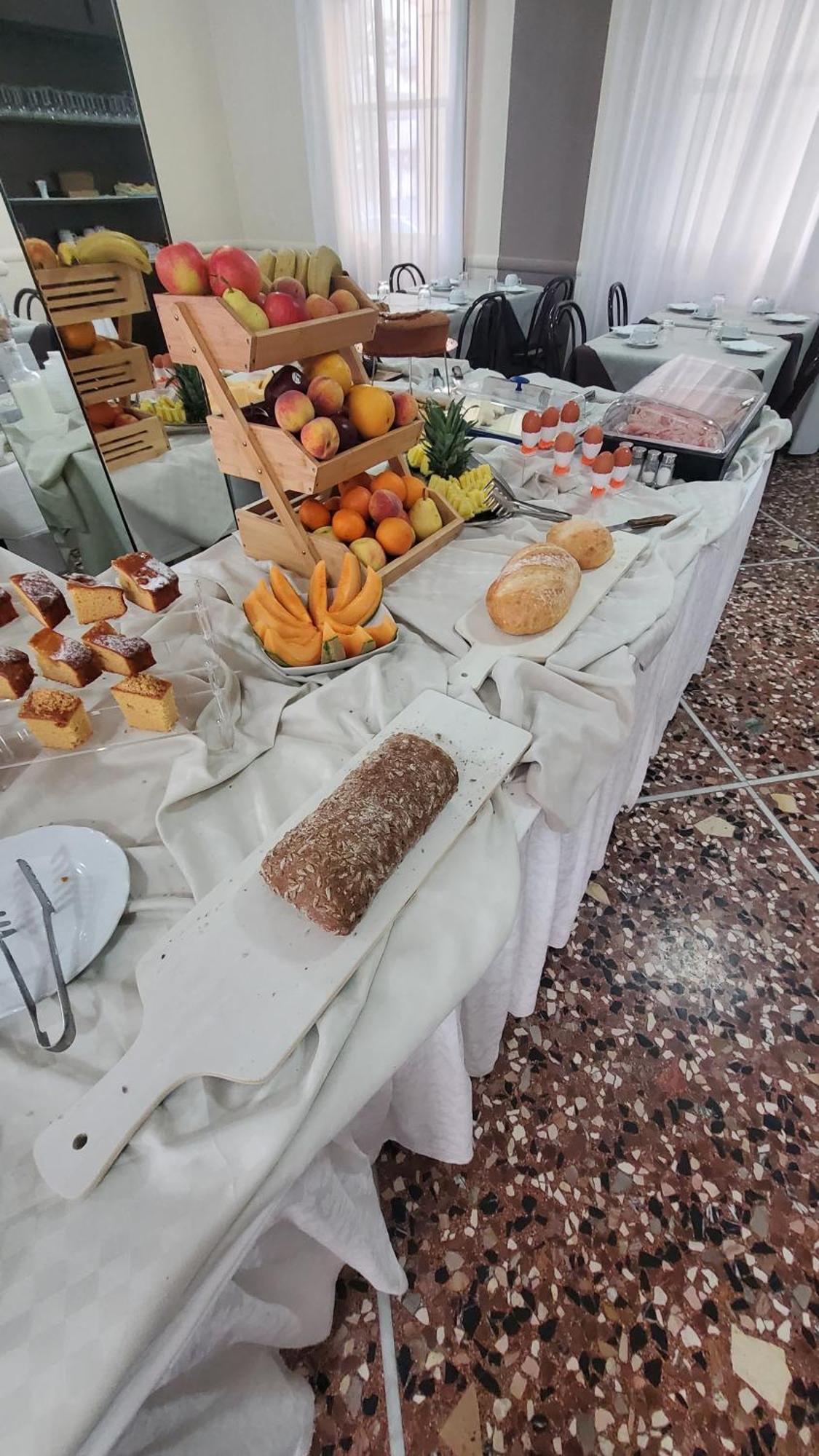 Alevon Hotel Римини Екстериор снимка