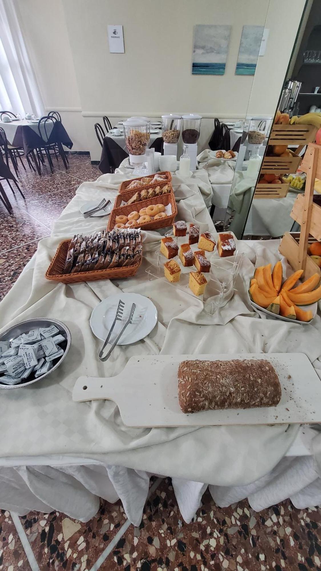 Alevon Hotel Римини Екстериор снимка