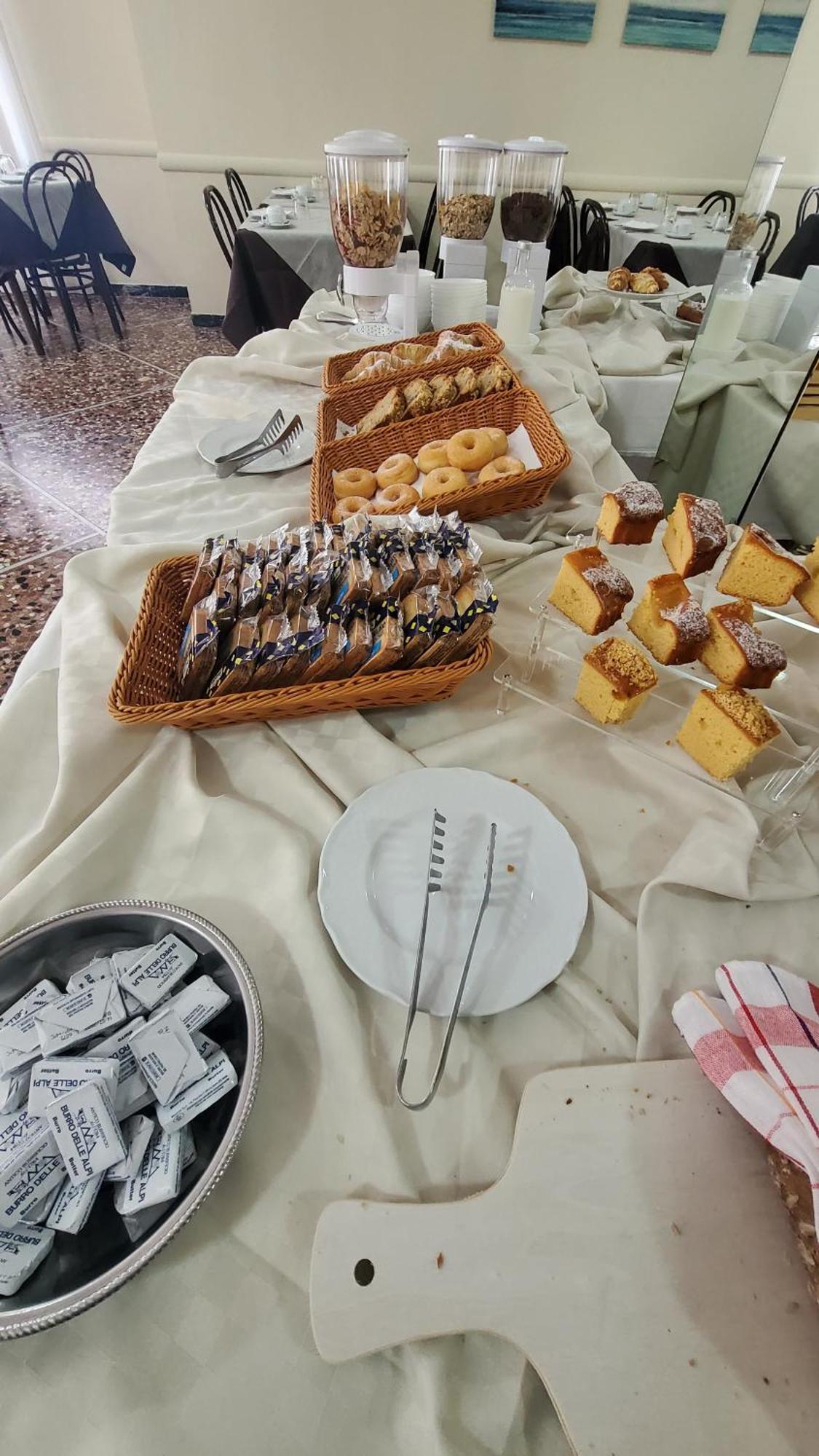 Alevon Hotel Римини Екстериор снимка