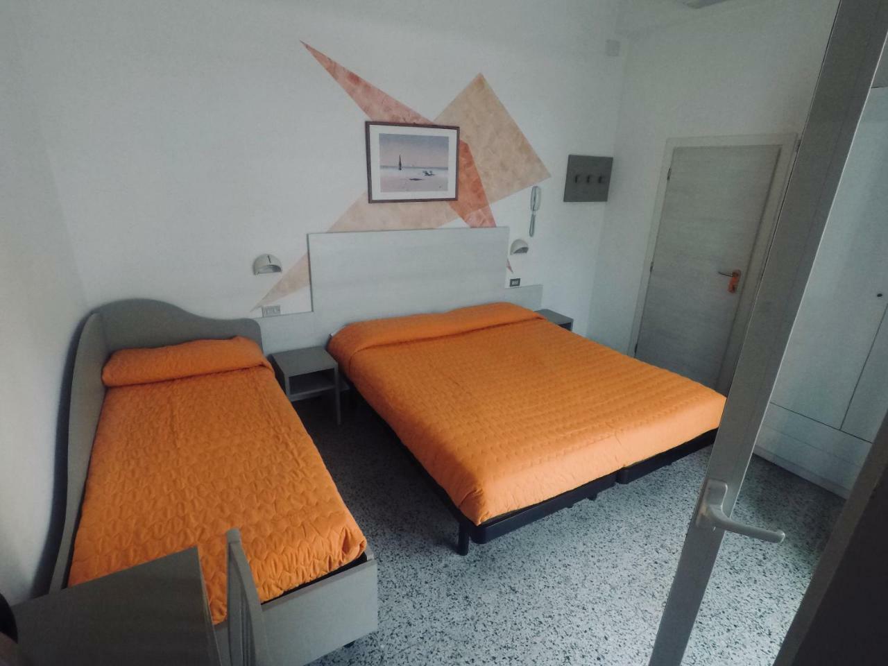 Alevon Hotel Римини Екстериор снимка