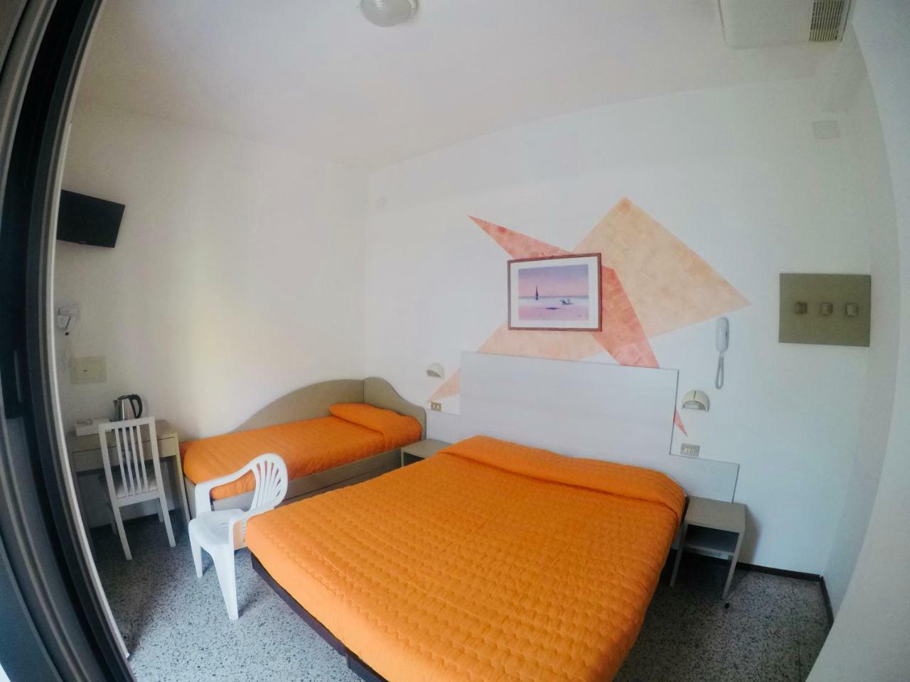 Alevon Hotel Римини Екстериор снимка
