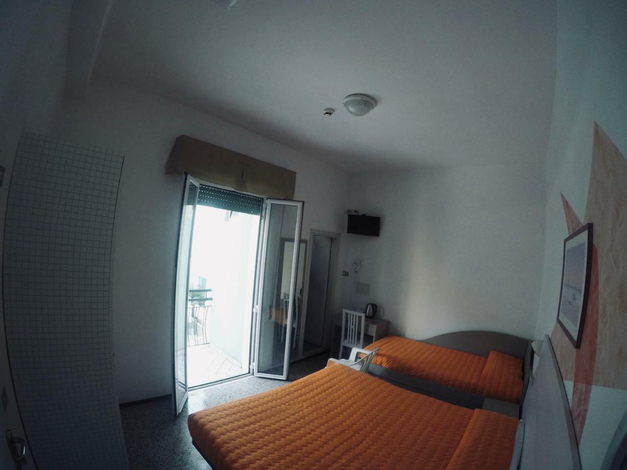 Alevon Hotel Римини Екстериор снимка