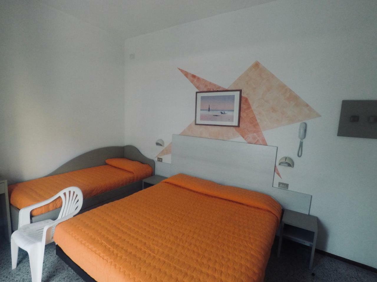 Alevon Hotel Римини Екстериор снимка