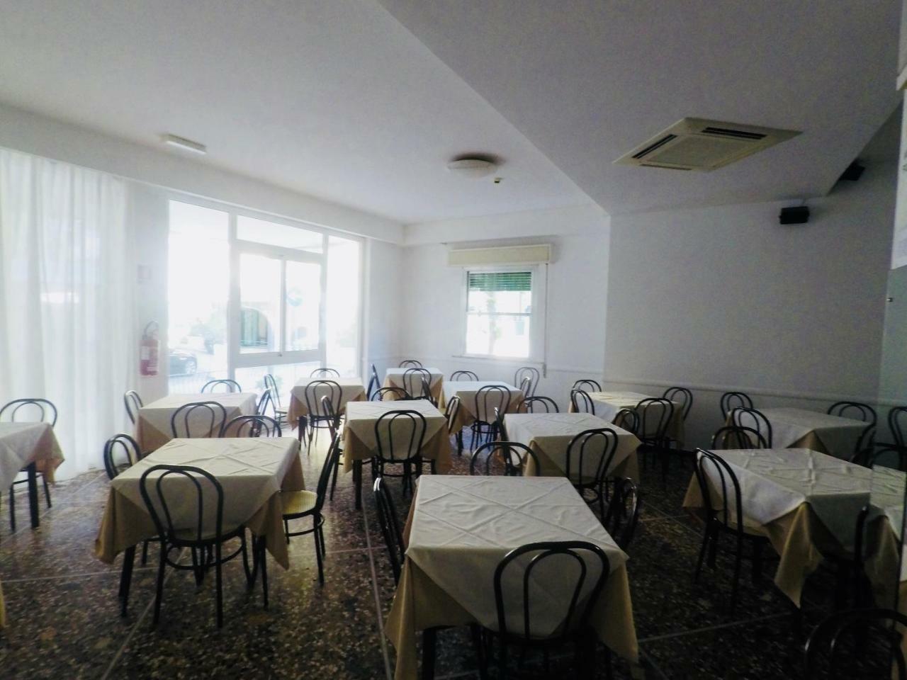 Alevon Hotel Римини Екстериор снимка