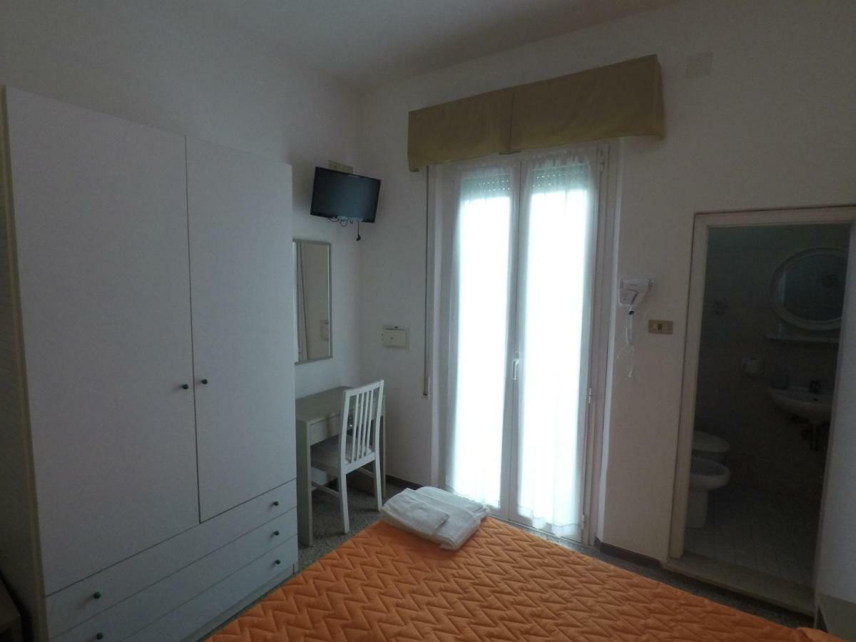 Alevon Hotel Римини Екстериор снимка