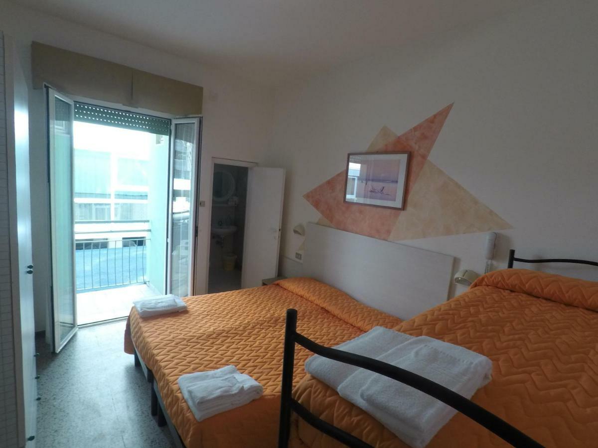 Alevon Hotel Римини Екстериор снимка
