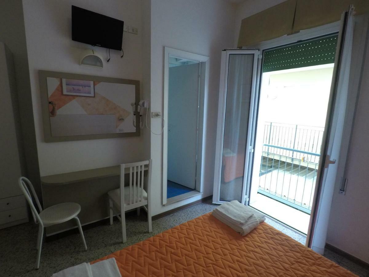 Alevon Hotel Римини Екстериор снимка