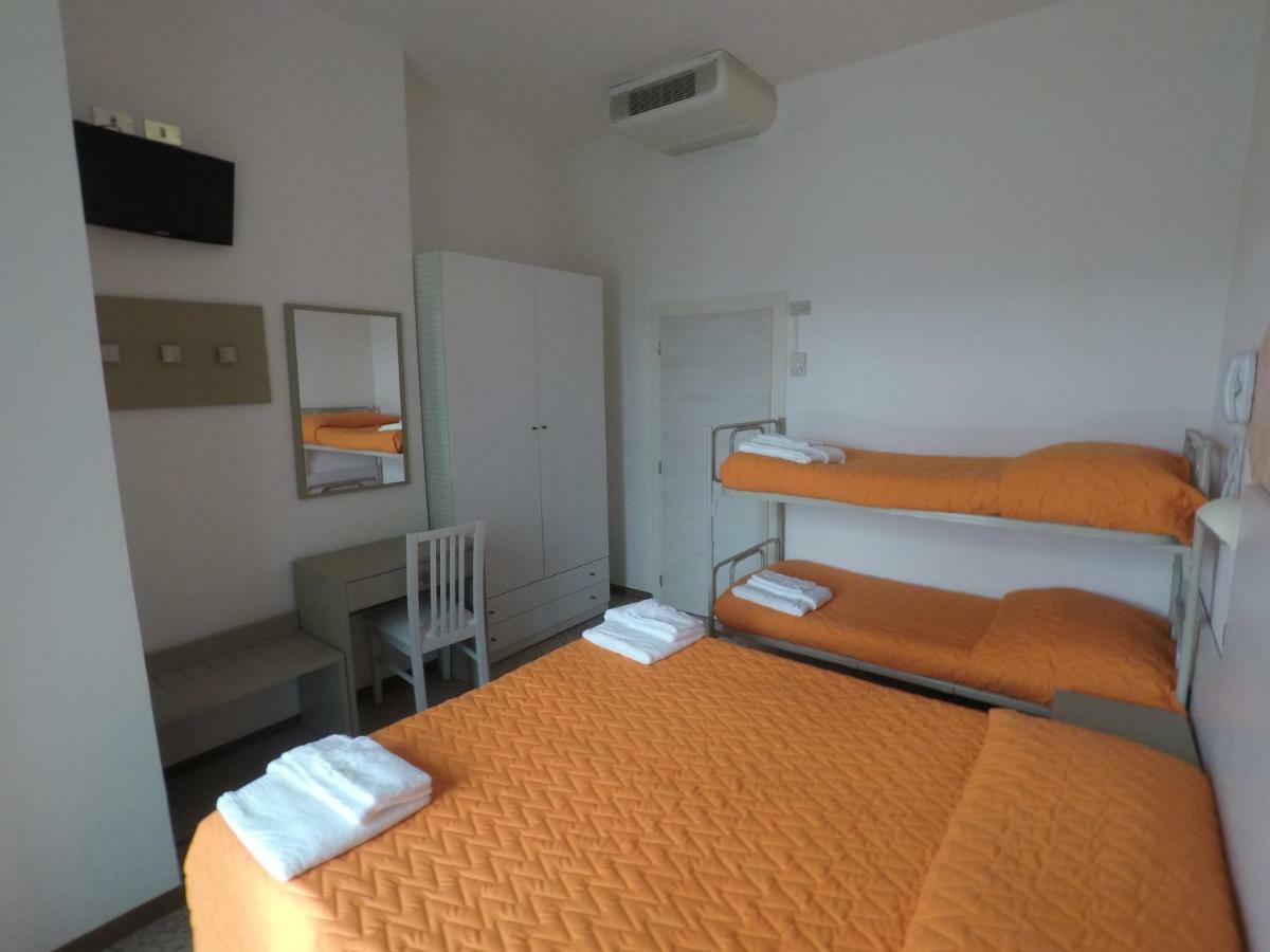 Alevon Hotel Римини Екстериор снимка