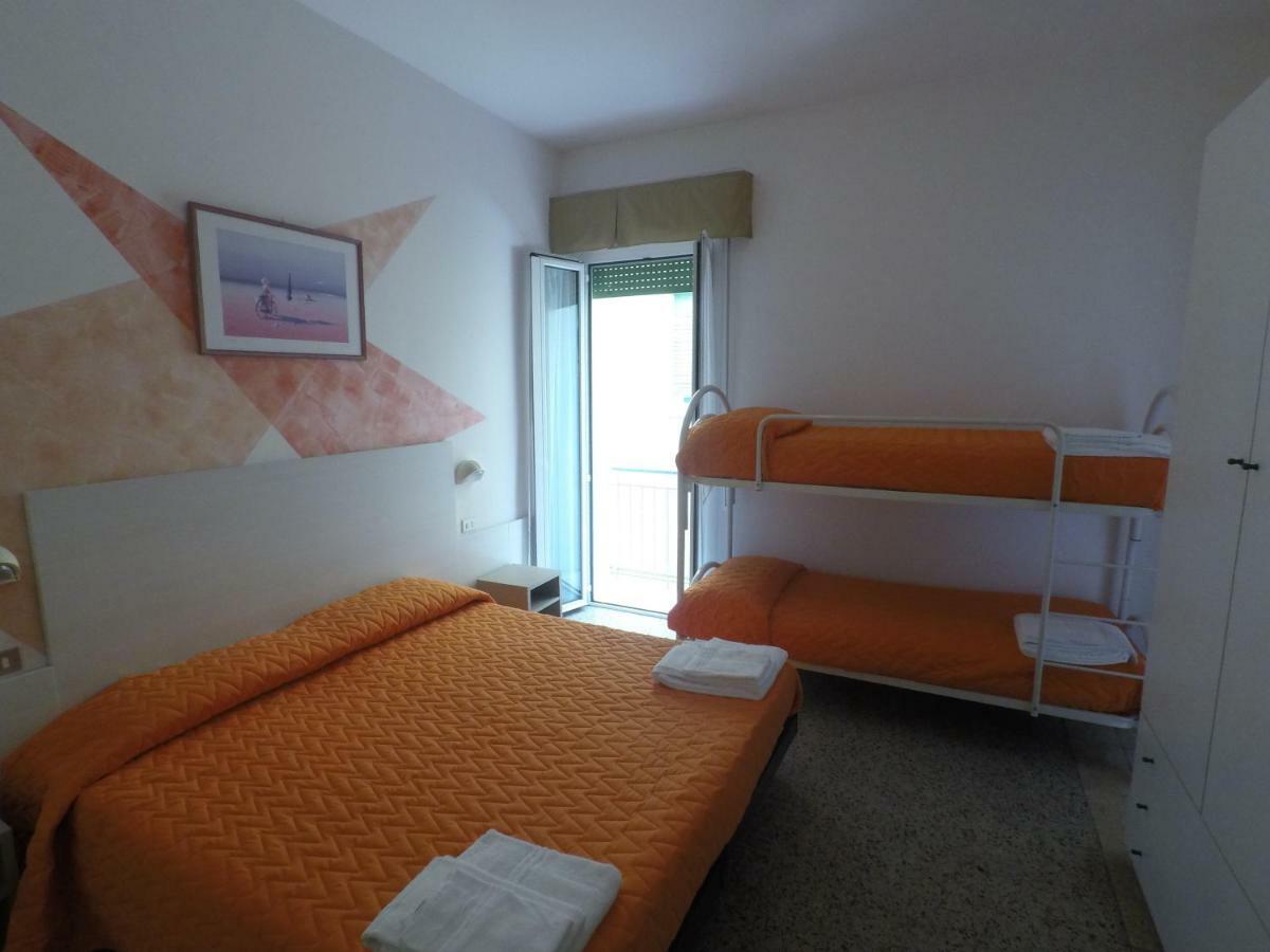 Alevon Hotel Римини Екстериор снимка